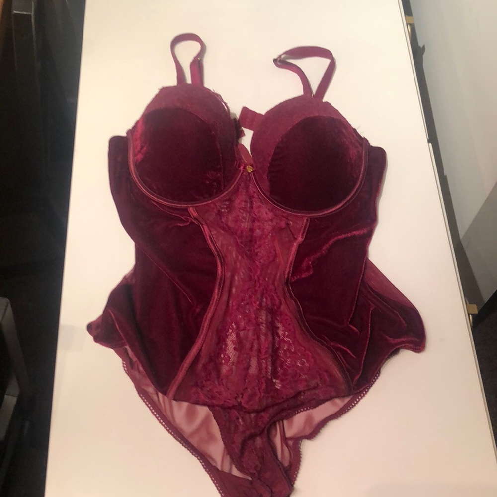 Burgundy velvet teddy (1x)